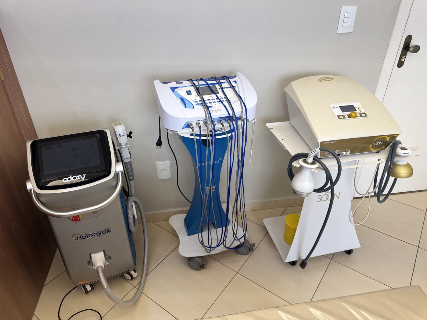 Equipamentos de LED, ultrassom e eletroterapia