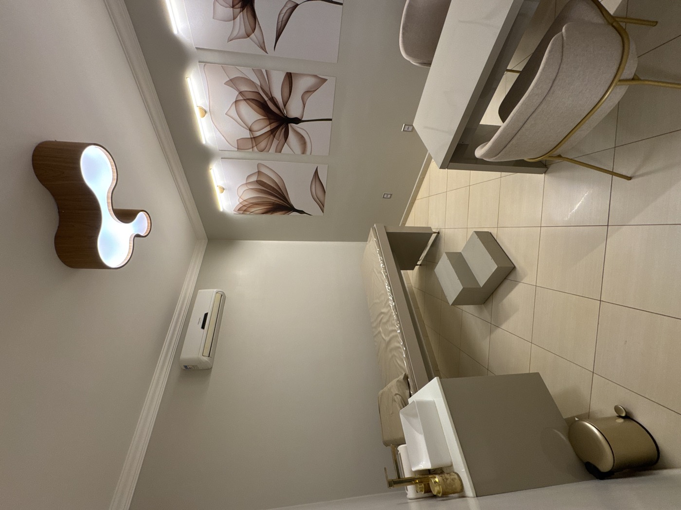 Sala de atendimento com maca